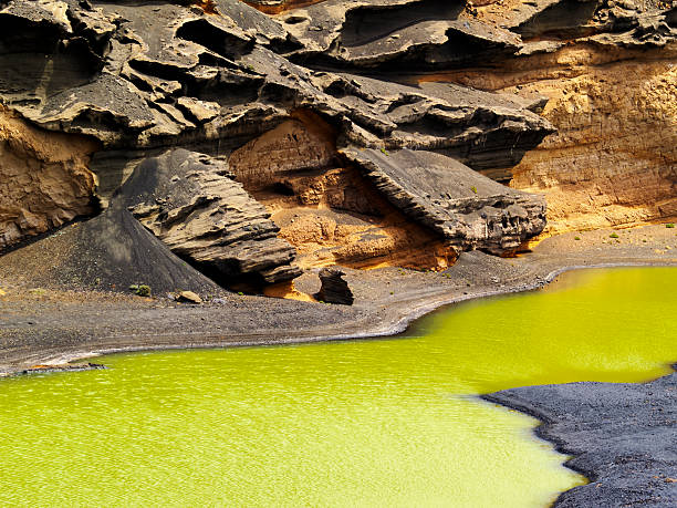 verde laguna en la isla de lanzarote - lanzarote bay canary islands crater fotografías e imágenes de stock