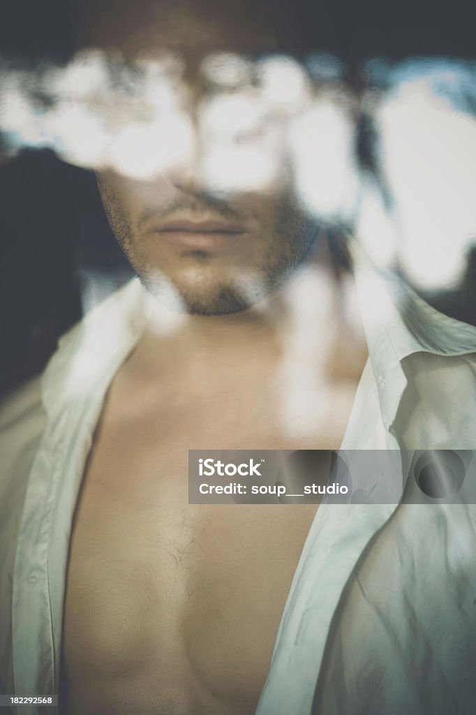 Retrato de homem através da janela - Foto de stock de Homens royalty-free