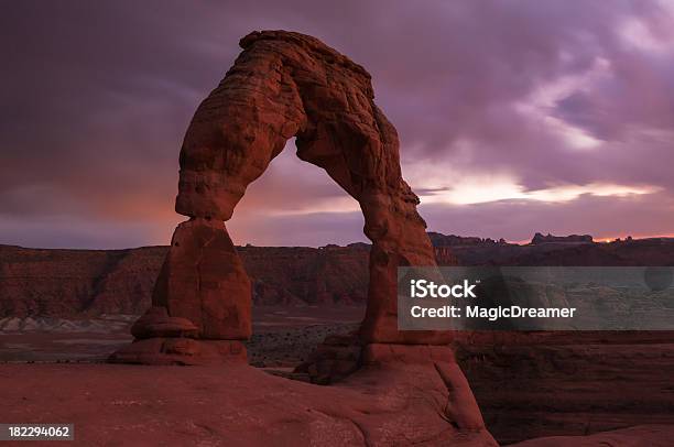 Delicate Arch At Sunset Foto de stock y más banco de imágenes de Aire libre - Aire libre, Arco natural, Arenisca