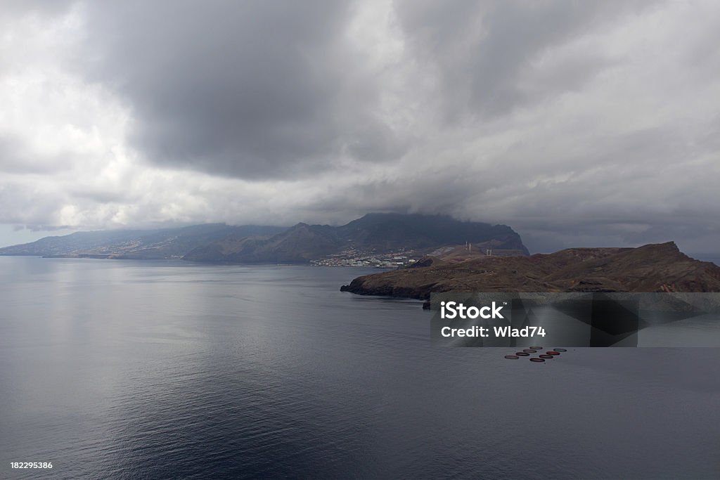 Sea fog e promontórios da Ilha da Madeira - Foto de stock de Arrebentação royalty-free