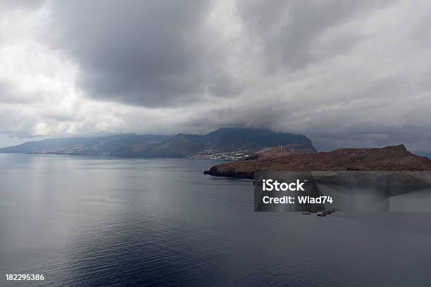 Foto de Sea Fog E Promontórios Da Ilha Da Madeira e mais fotos de stock de Arrebentação - Arrebentação, Cinza - Descrição de Cor, Céu - Fenômeno natural