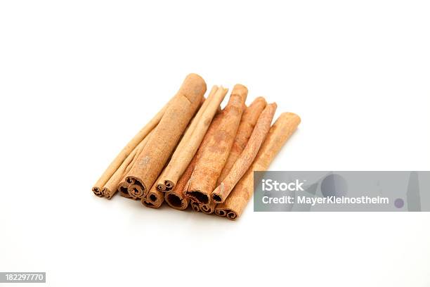 Cinnamon Sticks Stockfoto und mehr Bilder von Braun - Braun, Fotografie, Gewürz