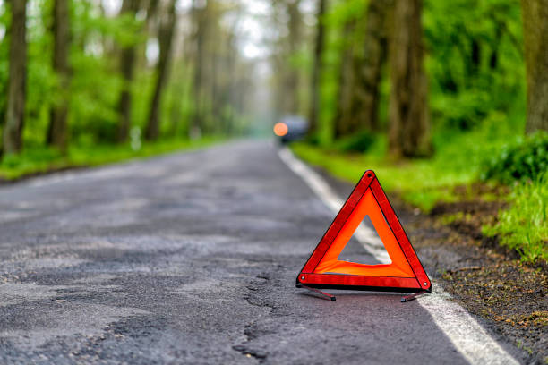 panne de voiture sur une route de campagne - reflector danger warning triangle vehicle breakdown photos et images de collection