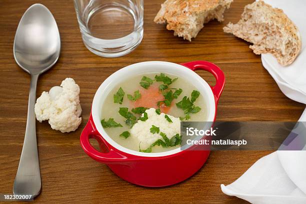 Photo libre de droit de Soupe De Légumes Dans La Cuillère Et Bol Avec Du Pain banque d'images et plus d'images libres de droit de Aliment