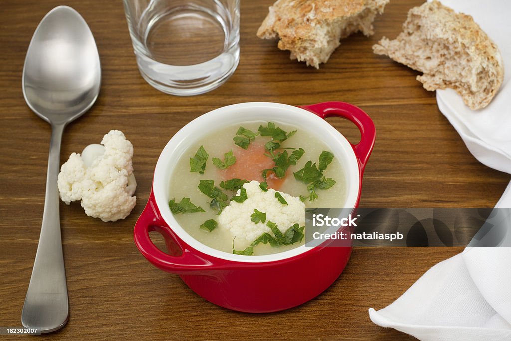 Zuppa di verdure in una ciotola con pane e cucchiaio - Foto stock royalty-free di Acqua