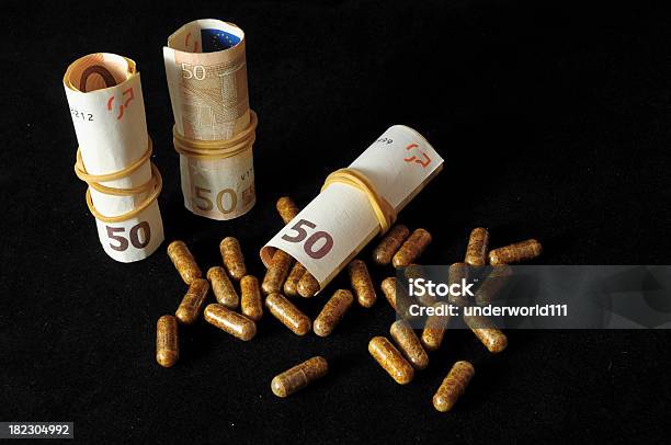 Pastillas Y Dinero Foto de stock y más banco de imágenes de Adicción - Adicción, Analgésico, Asistencia sanitaria y medicina