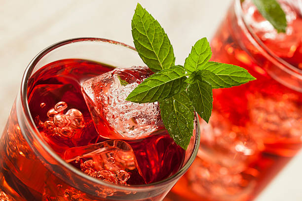 холодный освежающий berry hibiscus чай со льдом - ice tea ice cube ice tea стоковые фото и изображения