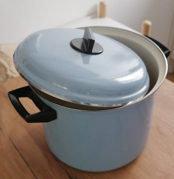istock Blue vintage pot 60er 1823243325