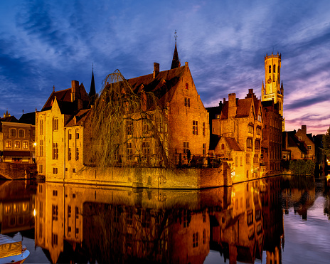 Rosenkranzkai – The most famous postage stamp motif in Bruges This classic postcard motif view can be seen from the so-called Rosenkranzkai, which is located right in the heart of Bruges. The name Rosenkranzkai or Rozenhoedkaai goes back to Bruges' medieval history. Rosaries used to be sold in this same place over a long period of time. The simply breathtaking panorama of the Rosenkranzkai still inspires numerous artists who have set up their easels all over the quay. The ideal opportunity to watch an artist at work and take home a hand-painted picture of perhaps Belgium's most famous panorama.