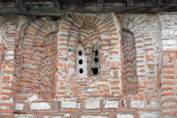Detail of the mullion window cut into the southwest outer wall of red brick and stone block masonry, church of Saint Mary Vllaherna-Blachernae in the Kala-Kalaja e Beratit neighborhood. Berat-Albania. arco de medio punto, ventana de parteluz de ladrillo rojo cortada en la pared orientada al suroeste de la iglesia de santa maría vllaherna. berat-albania-085
tenga en cuenta: imagen del exterior de un monumento pÚblico, de acceso abierto = sin tarifas, s