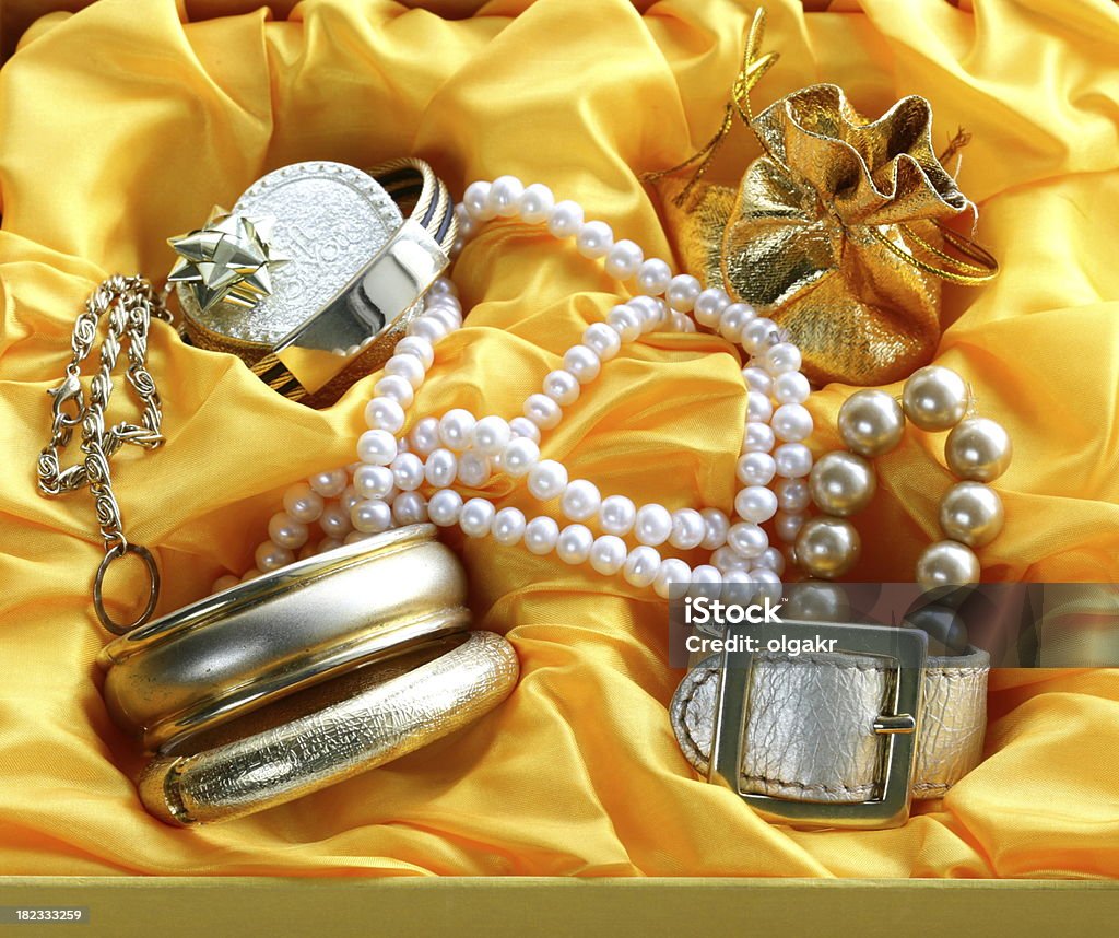 Des bijoux en or jaune et perles dans un coffret-cadeau - Photo de Accessoire libre de droits