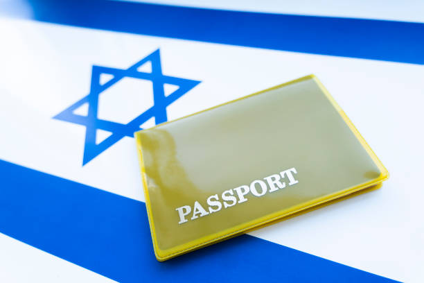 passaporto dello stato di israele, passaporto israeliano. concetto di cittadinanza israeliana, documento di viaggio ufficiale. - permanent resident card foto e immagini stock