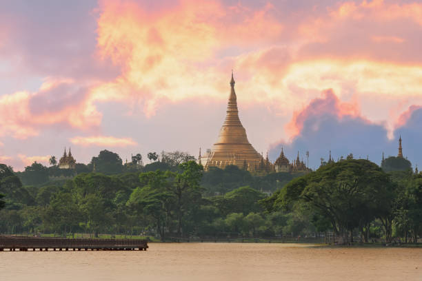 夕暮れ時のカンドージー湖から見たシュエダゴン・パゴダ、ヤンゴン、ミャンマー - shwedagon pagoda yangon sunset pagoda ストックフォトと画像