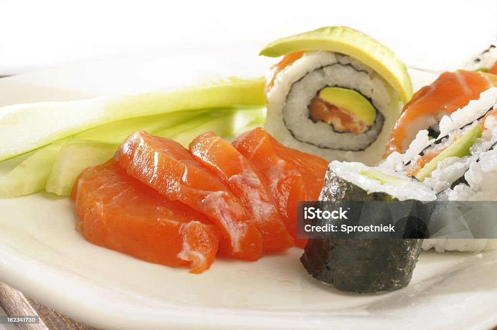 sushi de salmón en placa - Foto de stock de Aguacate libre de derechos