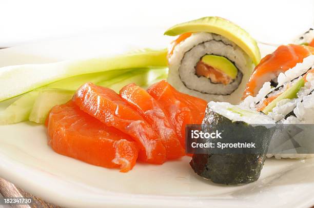 Sushi De Salmón En Placa Foto de stock y más banco de imágenes de Aguacate - Aguacate, Antioxidante, Cebolla de primavera