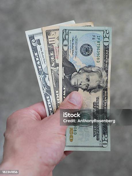 Деньги В Руке — стоковые фотографии и другие картинки 10 американских долларов - 10 американских долларов, 20 американских долларов, Американская валюта