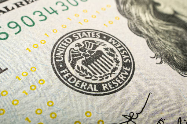 Federal Reserve System logo close-up. US Federal Reserve emblem on hundred dollars banknote as FED consider interest rate hike, economics, inflation control national organization. logotipo del sistema de la reserva federal. emblema de la reserva federal de los estados unidos en el billete de cien dólares mientras la fed considera el aumento de la tasa de interés, la economía, la organización nacional de control de la inflación.