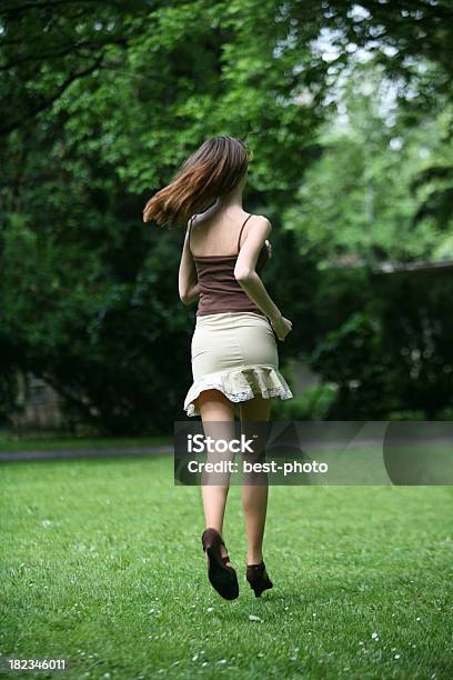 Chica Corriendo Foto de stock y más banco de imágenes de Adolescencia - Adolescencia, Adolescente, Adulto