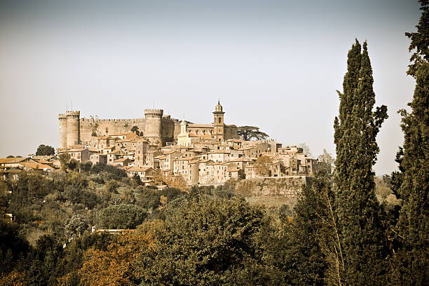 bracciano y odescalchi castillo en otoño, lazio italia - bracciano fotografías e imágenes de stock