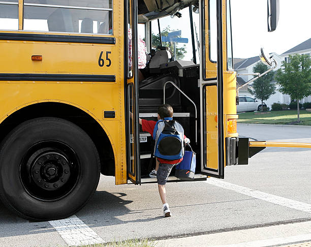 tiempo de la escuela - bus door fotografías e imágenes de stock