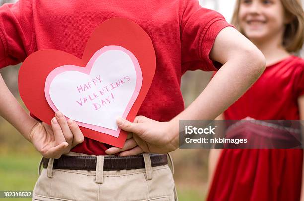 Tarjeta Del Día De San Valentín Detrás De Los Niños De Regreso A Girl Foto de stock y más banco de imágenes de Día de San Valentín - Festivo