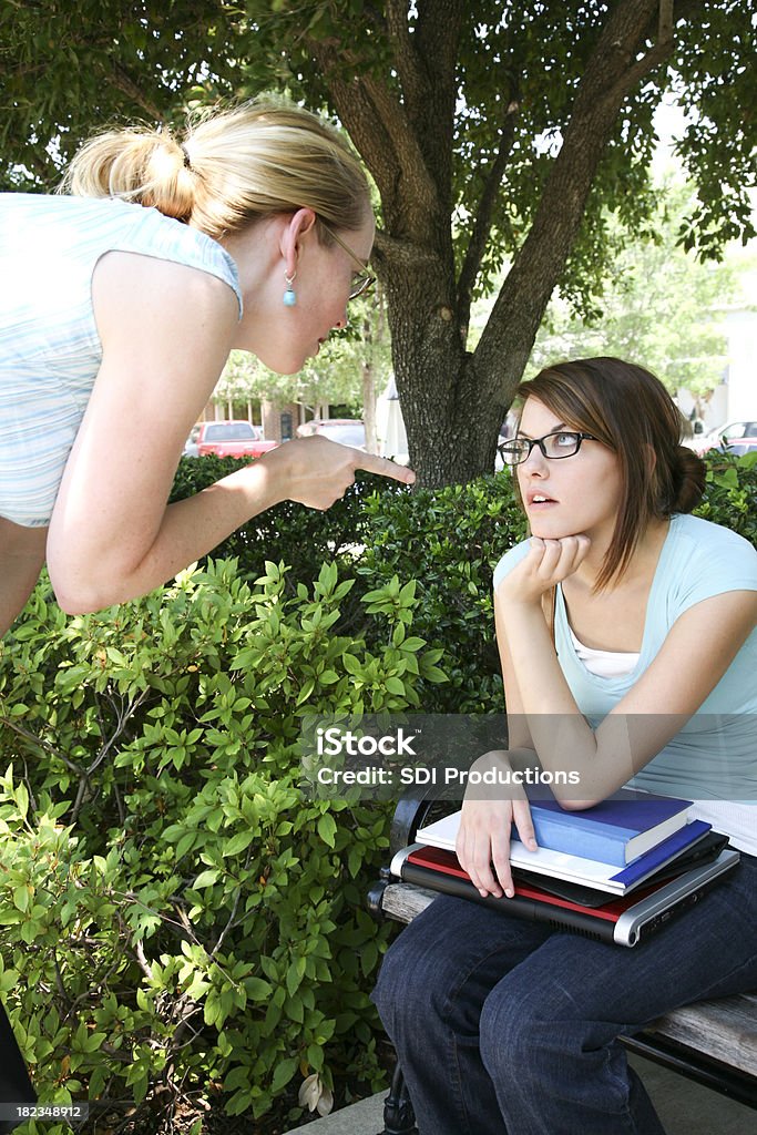 Mutter zeigt an und sprechen mit ihrem student Tochter - Lizenzfrei Eltern Stock-Foto