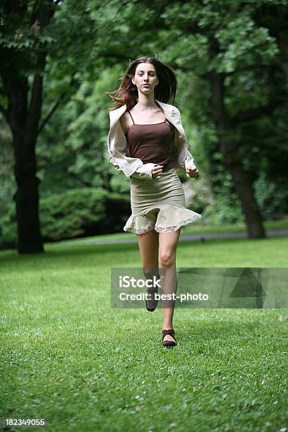 Chica Corriendo Foto de stock y más banco de imágenes de Adolescente - Adolescente, Adulto, Adulto joven