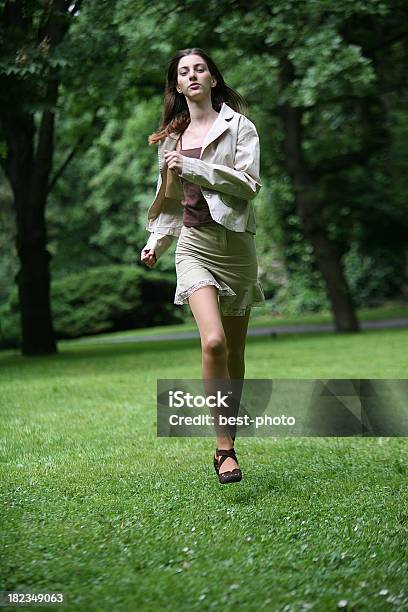 Menina De Running - Fotografias de stock e mais imagens de Adolescente - Adolescente, Adolescência, Adulto