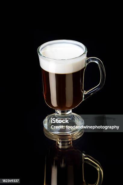 Irish Coffee Stockfoto und mehr Bilder von Alkoholisches Getränk - Alkoholisches Getränk, Oben, Schwarzer Hintergrund