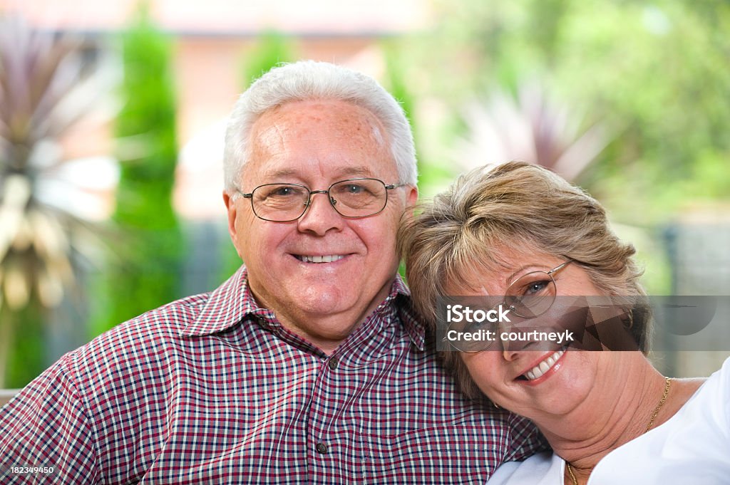 Altes Paar Lächeln und zeigen Zuneigung - Lizenzfrei 60-69 Jahre Stock-Foto
