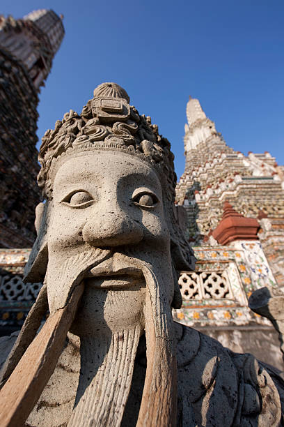 스톤 황후상 at 왓아룬, bangkok, thailand. - wat arun buddhism temple stone 뉴스 사진 이미지