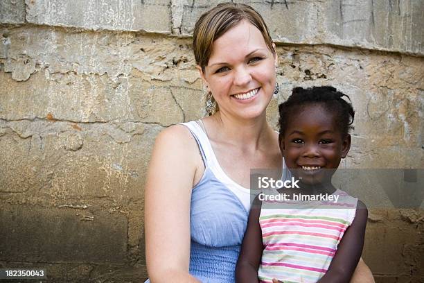 African American Mujer Con Niño Foto de stock y más banco de imágenes de Misionero - Misionero, Adopción, Huérfano