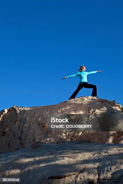 Yoga Al Aire Libre Foto de stock y más banco de imágenes de 30-34 años - 30-34 años, Actividades y técnicas de relajación, Adulto