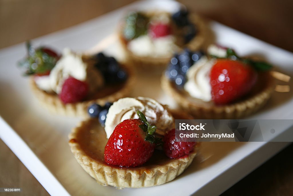 맛있었어요 혼합됨 산딸기류 타르트입니다 - 로열티 프리 0명 스톡 사진