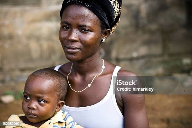 Africana Madre Foto de stock y más banco de imágenes de Pobreza - Pobreza, Madre, Niño
