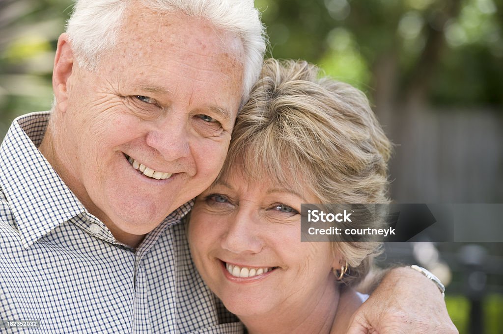 年配のカップル屋外笑顔のポートレート - ヘルスケアと医療のロイヤリティフリーストックフォト