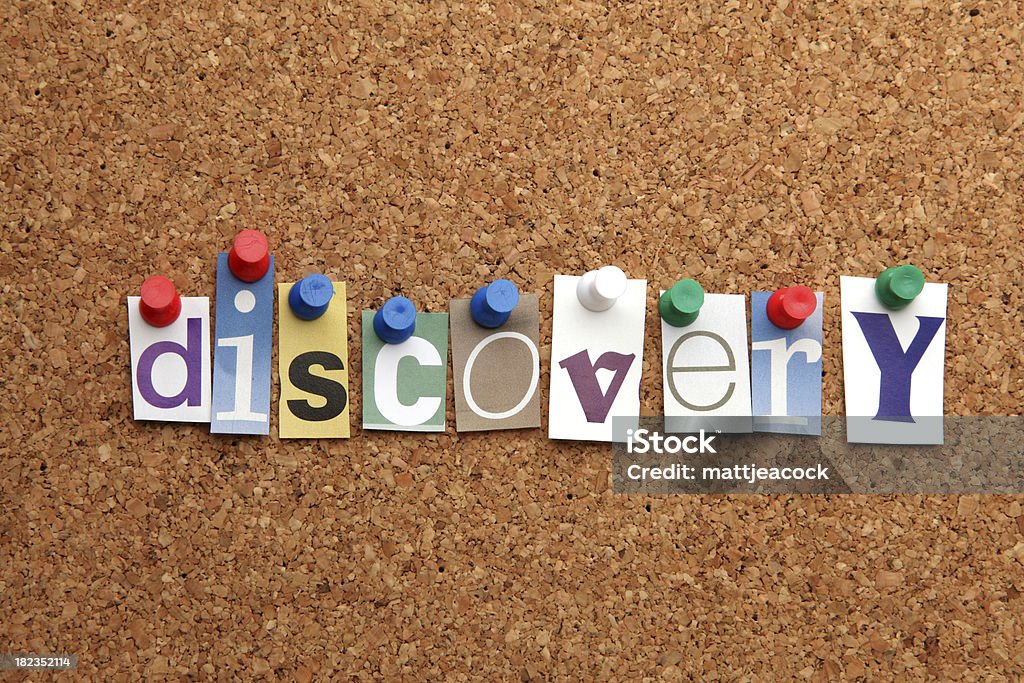 Discovery presa na noticeboard - Foto de stock de Abstrato royalty-free