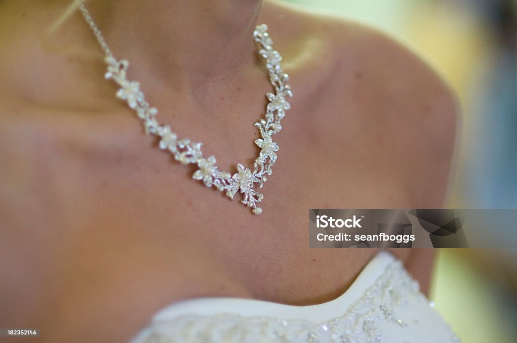 Colletto della sposa con collana di gioielli e messa a fuoco selettiva - Foto stock royalty-free di Collana