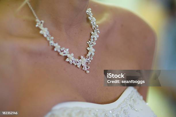 Colletto Della Sposa Con Collana Di Gioielli E Messa A Fuoco Selettiva - Fotografie stock e altre immagini di Collana