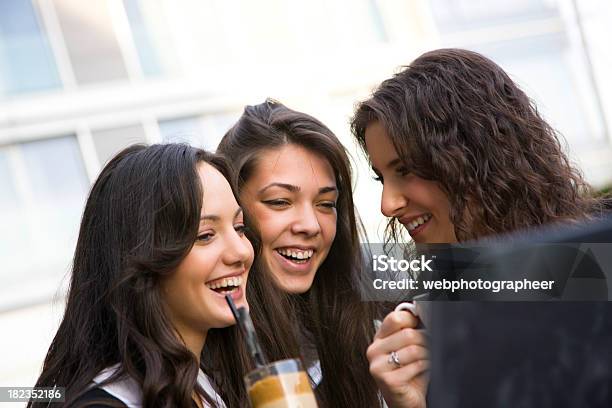 Teamwork Stockfoto und mehr Bilder von Arbeiten - Arbeiten, Arbeitskollege, Aufregung