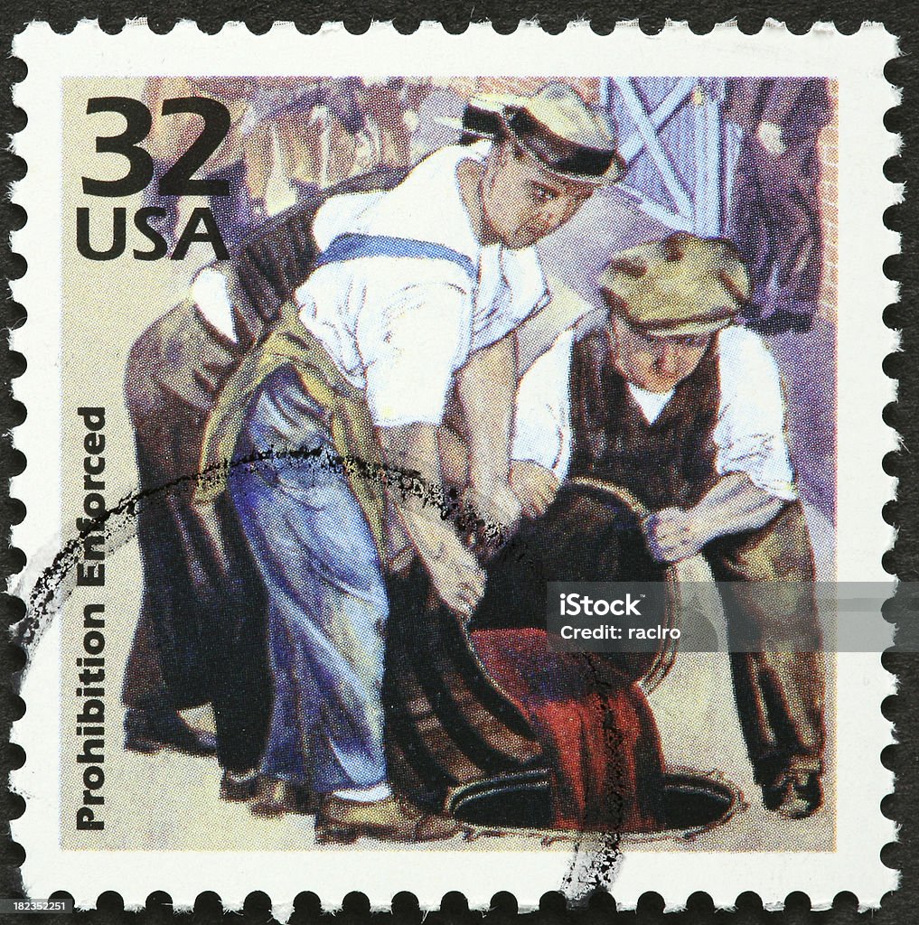 dumping alcol durante il proibizionismo - Foto stock royalty-free di 1930-1939