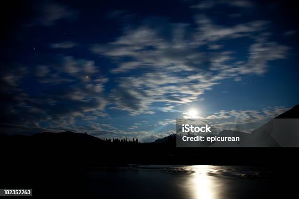 Луна И Облака Над Реки — стоковые фотографии и другие картинки Без людей - Без людей, Горизонтальный, Красота в природе