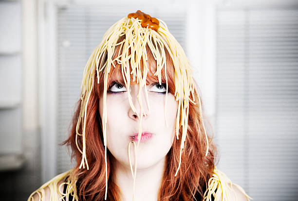mädchen mit spaghetti in ihrem haar - women failure nerd talking stock-fotos und bilder