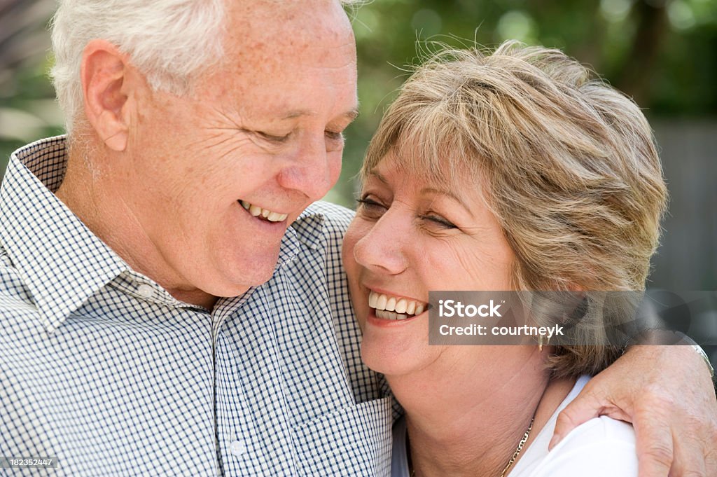 Sonriendo retrato pareja Senior al aire libre. Foco suave fondo - Foto de stock de 60-69 años libre de derechos