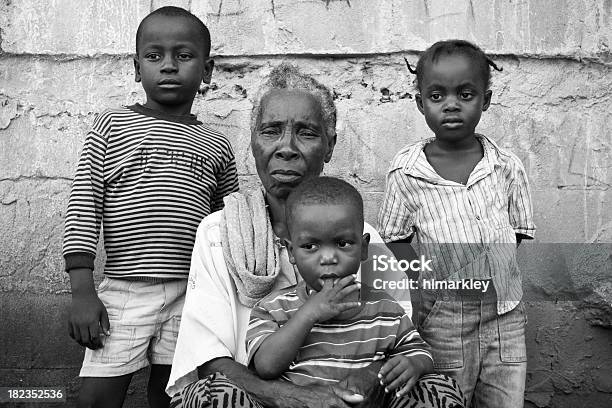 Großmutter Mit Enkel Stockfoto und mehr Bilder von Afrika - Afrika, Alter Erwachsener, Armut