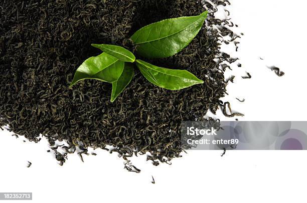 Czarna Herbata I Zielone Liście - zdjęcia stockowe i więcej obrazów Bez ludzi - Bez ludzi, Białe tło, Fotografika