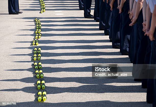 Schatten Hinter Airmen In Bildung Stretch Stockfoto und mehr Bilder von Beton - Beton, Fackel, Feierliche Veranstaltung