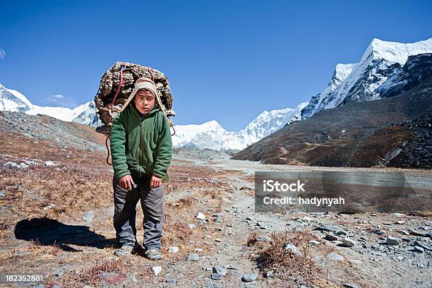 Nepali Porter Foto de stock y más banco de imágenes de Sherpa - Sherpa, Hombres, Adulto