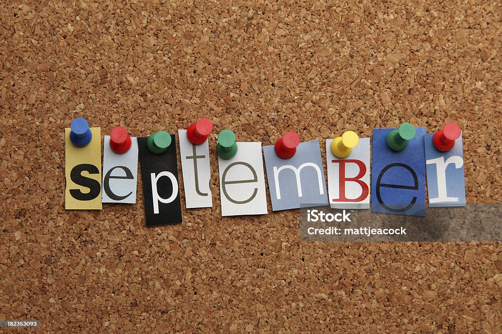 Settembre appuntato su noticeboard - Foto stock royalty-free di Settembre