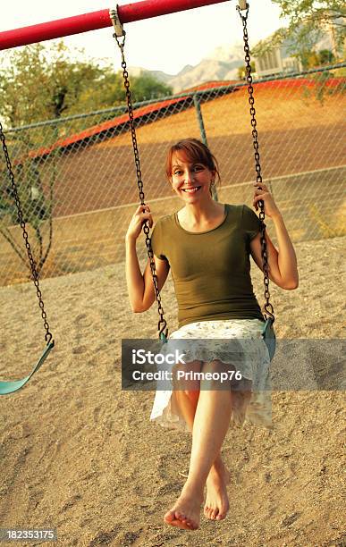 Foto de Balançando Linda Cabelo Ruivo e mais fotos de stock de Adulto - Adulto, Andar de balanço, Atividade Recreativa